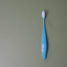 Brosse à dents enfants bleue rechargeable chez Annagram, épicerie vrac située au Mans