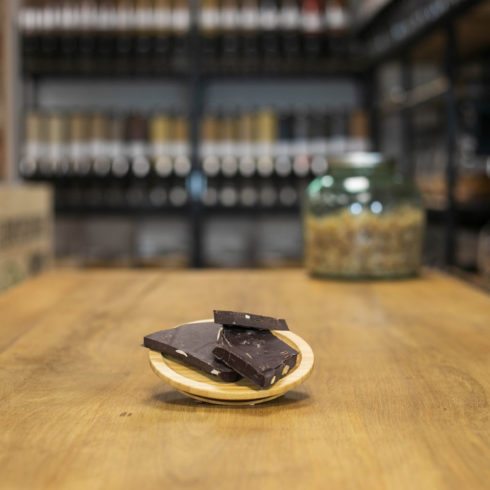 Chocolat noir 74% amandes à casser chez Annagram épicerie vrac, magasin bio situé au Mans