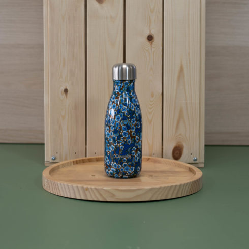 Gourde Qwetch Flowers Bleu 260ml chez Annagram épicerie vrac, magasin bio situé au Mans