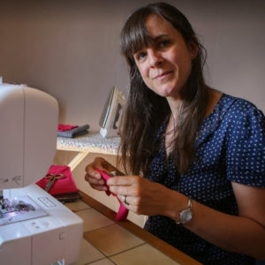Claudine, créatrice d'accessoires zéro déchet pour Annagram, épicerie vrac et bio située au Mans.
