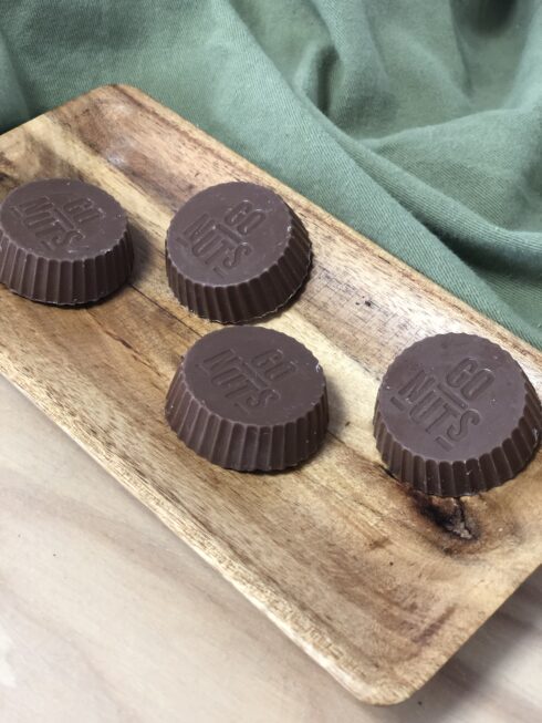 Palets de chocolat au lait fourrés au beurre de cacahuète chez Annagram épicerie vrac, magasin bio situé au Mans